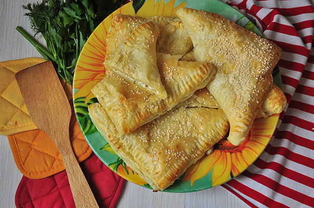 Buste di pasta sfoglia con formaggio e ricotta