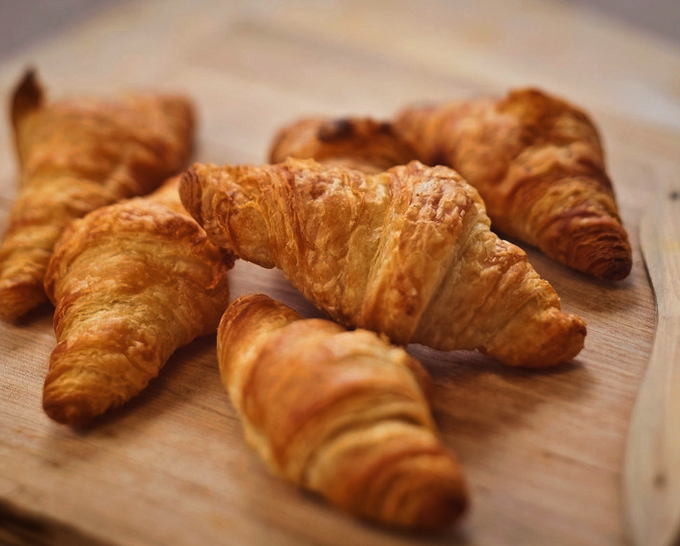 Rogaliki z gotowanym skondensowanym mlekiem z ciasta francuskiego