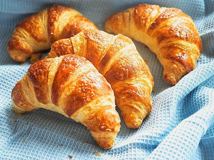 Kroasani s kondenziranim mlijekom od tijesta od lisnatog kvasca