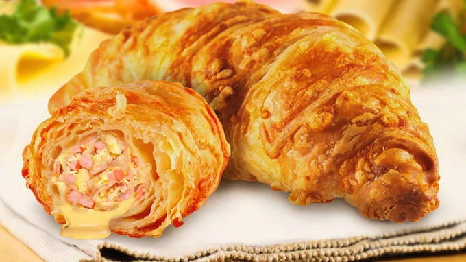 Kroasani sa sirom od kobasica i lisnatog tijesta
