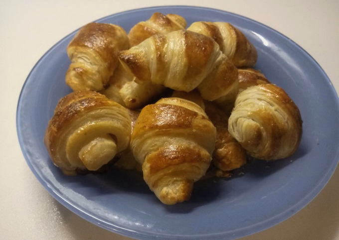Croassants bez punjenja iz gotovog lisnatog tijesta