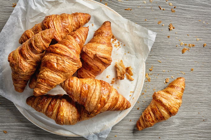 Kroasani od lisnatog tijesta s bananom i čokoladom