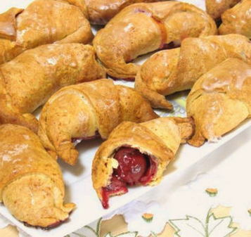 Kroasani od višanja od lisnatog tijesta