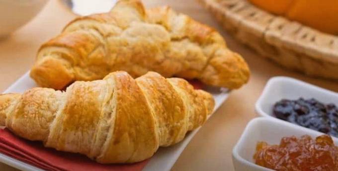 Kroasani od lisnatog tijesta s bananom