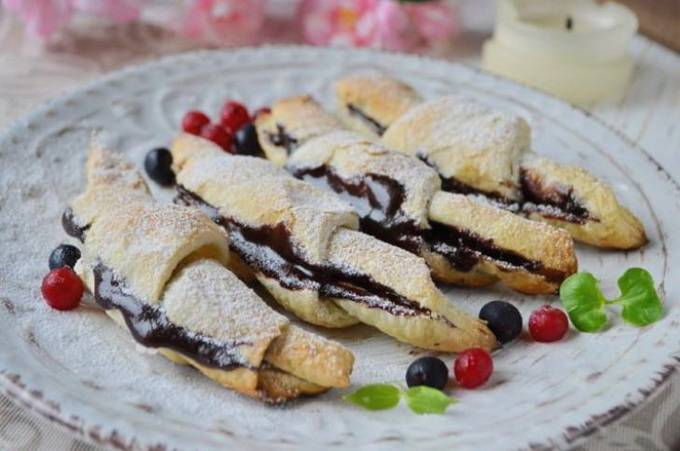 Kroasani od lisnatog tijesta s nutelom