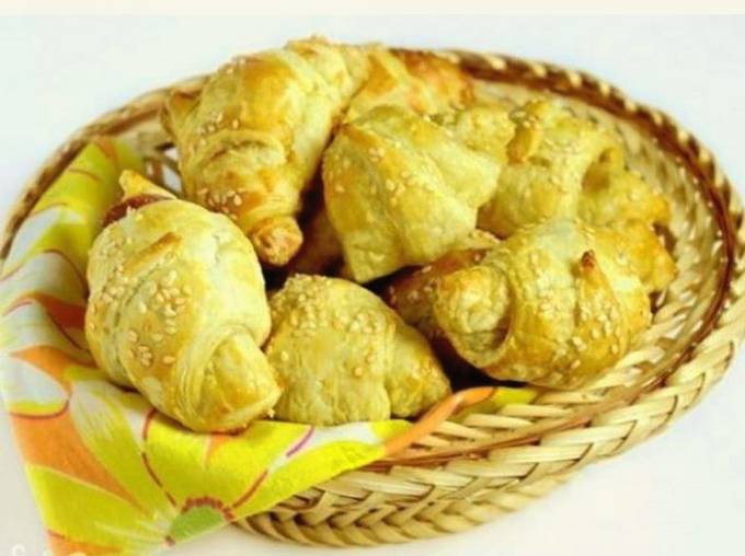 Kroasani od lisnatog tijesta sa sirom i šunkom
