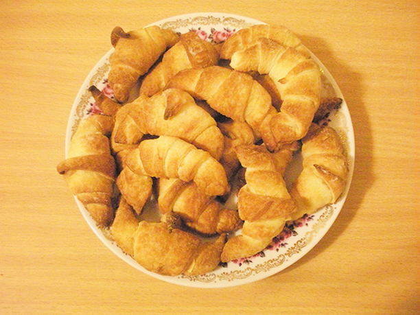 Kroasani sa sirom od lisnatog kvasnog tijesta
