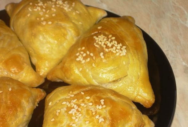 Samsa mit Hackfleisch und Kartoffeln im Ofen
