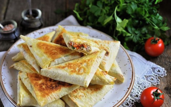 Lavash samsa z kurczakiem na patelni