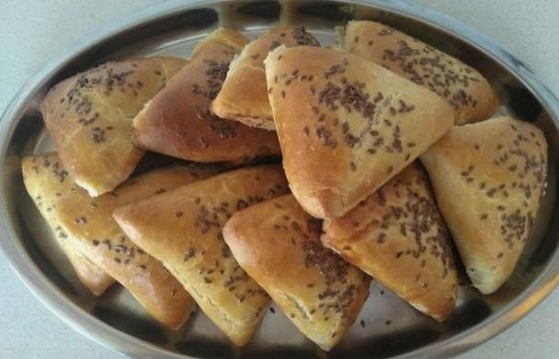 Samsa aus Hefeteig mit Hühnchen und Kartoffeln im Ofen
