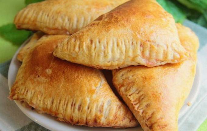 Samsa mit Wurst und Käse
