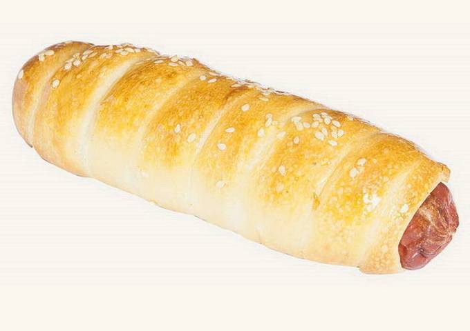 Würstchen im Blätterteig mit Ketchup und Mayonnaise