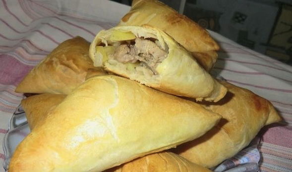 Blätterteig-Samsa mit Fleisch und Kartoffeln im Ofen