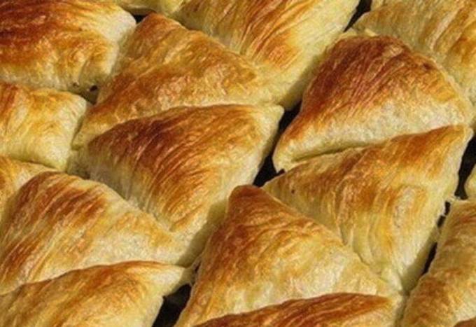 Blätterteig-Samsa mit Fleisch und Zwiebeln im Ofen