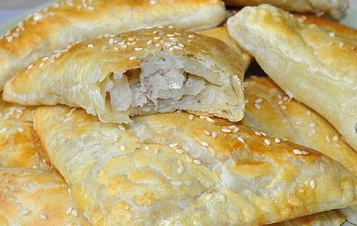 Samsa mit Hackfleisch und Zwiebeln aus fertigem Blätterteig im Ofen