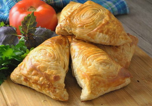 Samsa z mięsem mielonym i cebulą z ciasta francuskiego po uzbeku w piekarniku