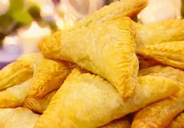 Samsa z ciasta francuskiego z mięsem mielonym i cebulą w piekarniku