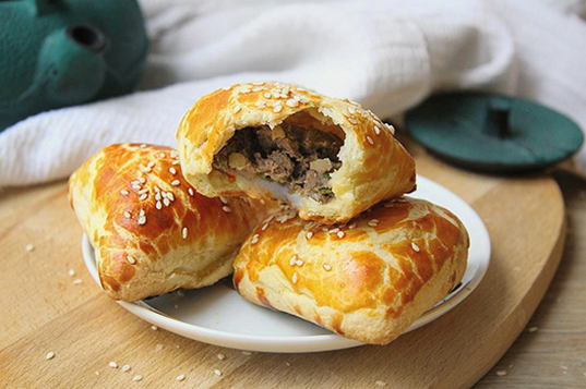 Samsa z mielonym ciastem francuskim w piekarniku