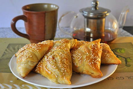 Samsa mit Hühnchen aus fertigem Blätterteig im Ofen