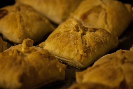 Samsa z kurczakiem i ciastem francuskim
