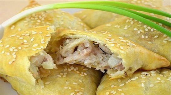 Samsa mit Hühnchen aus Blätterteig im Ofen
