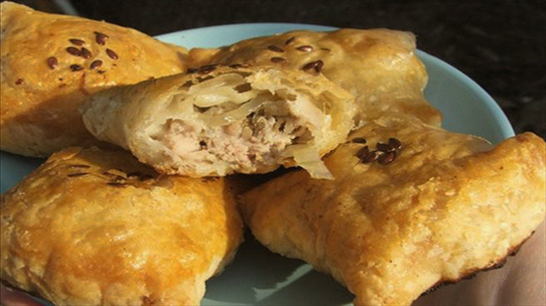 Blätterteig-Samsa mit Hühnchen und Kartoffeln im Ofen