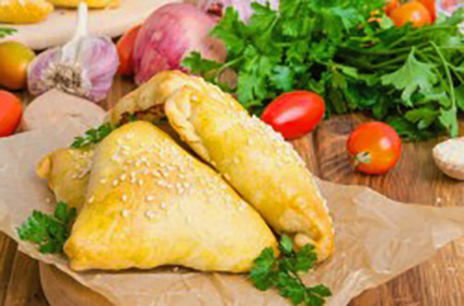 Samsa från smördeg med kyckling i ugnen hemma