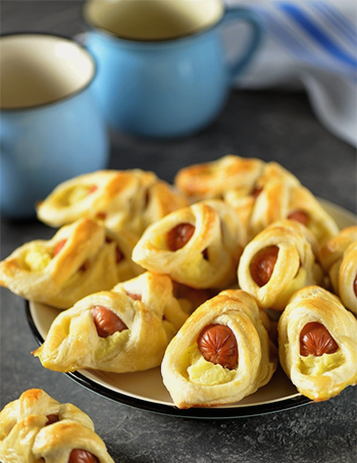 Würstchen mit Kartoffeln im Blätterteig im Ofen