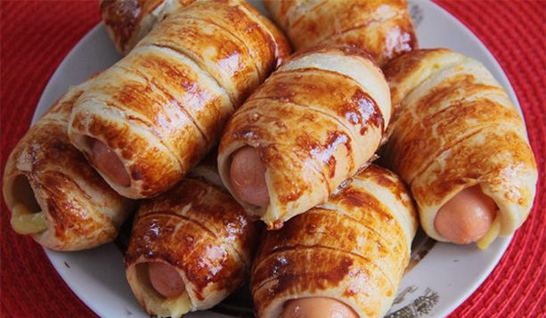Würstchen mit Käse im Blätterteig im Ofen