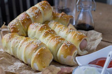Würstchen im Blätterteig mit Sesam im Ofen