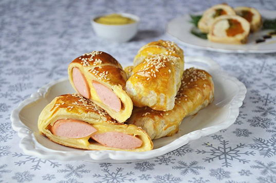 Würstchen im Blätterteig hefefrei mit Käse im Ofen