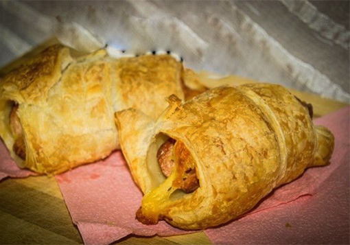 Würstchen im Blätterteig mit Käse im Ofen