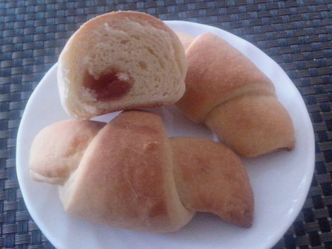 Hefebagels mit Marmelade in Milch im Ofen