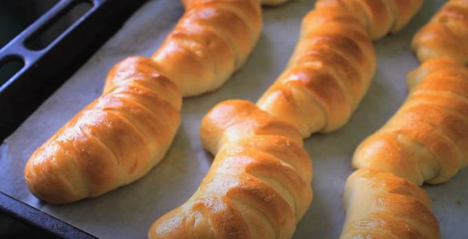 Bagels mit Hefeteigmarmelade auf Kefir im Ofen