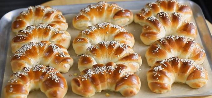 Bagels mit Hefeteigmarmelade in Milch im Ofen