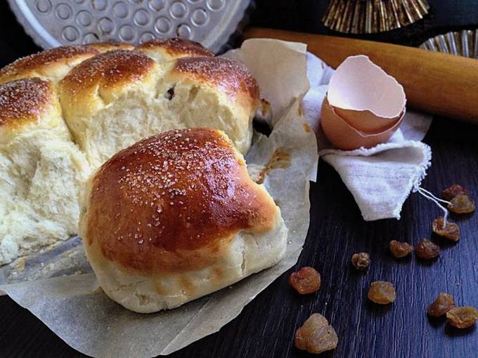 Panini con uvetta di pasta lievitata