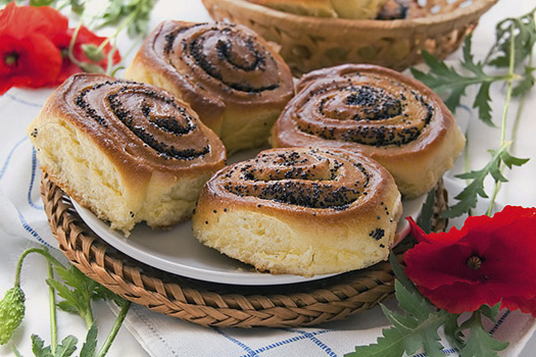 Panini con semi di papavero da pasta lievitata al forno