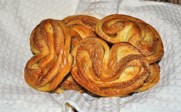 Panini di zucchero di pasta sfoglia al forno