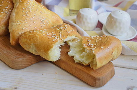 Samsa mit Blätterteigkäse im Ofen