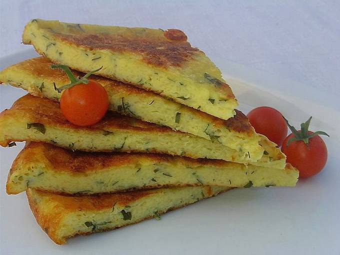 Sajtból, tojásból és lisztből készült tortilla egy serpenyőben
