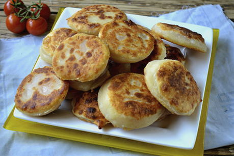 Tortillas con formaggio e pomodori in padella