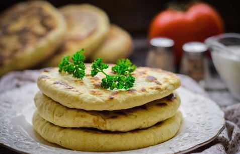 Lepények Adyghe sajttal egy serpenyőben