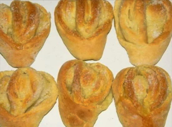 Broodjes met kaneel en suiker van gistdeeg