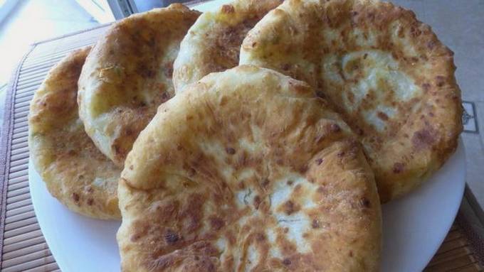 Sajttorta kefirben, fűszernövényekkel egy serpenyőben