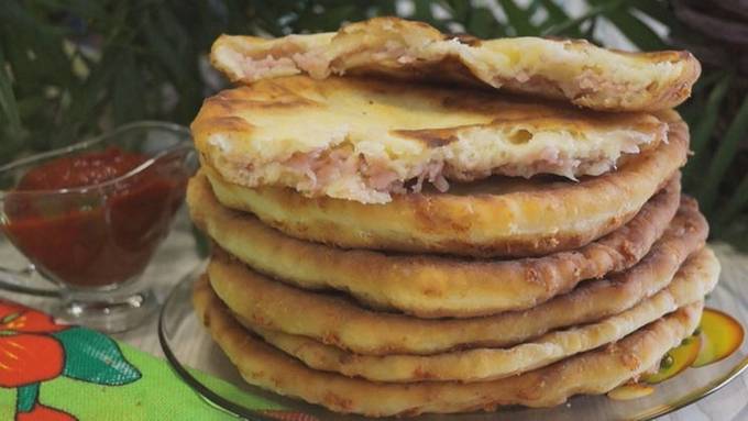 Torte di formaggio su kefir con prosciutto in padella