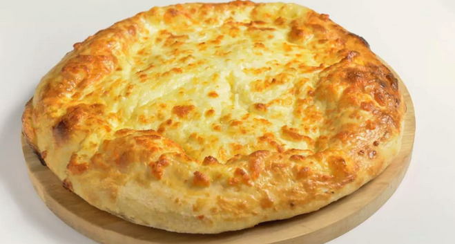 Käsekuchen aus Hefeteig im Ofen