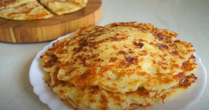Käsekuchen in Milch in einer Pfanne