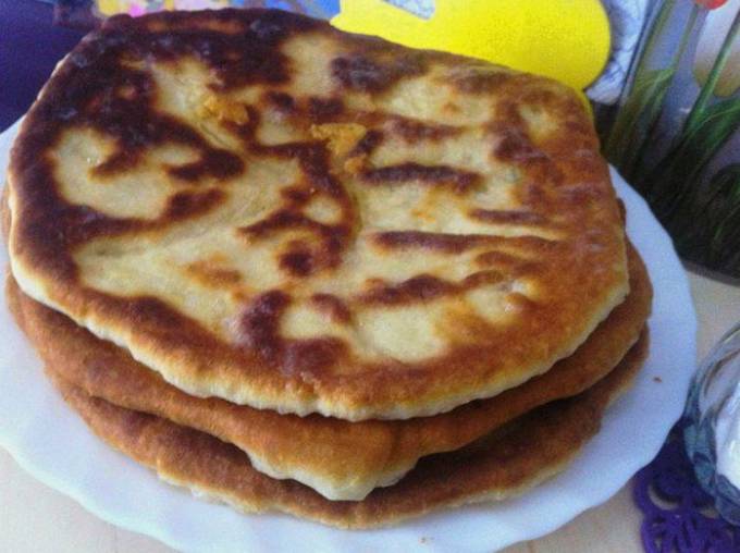 Kefir sütemények sajttal és zöldhagymával egy serpenyőben