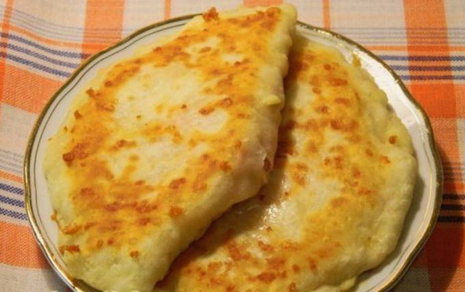 Torte di formaggio su kefir con salsiccia in padella