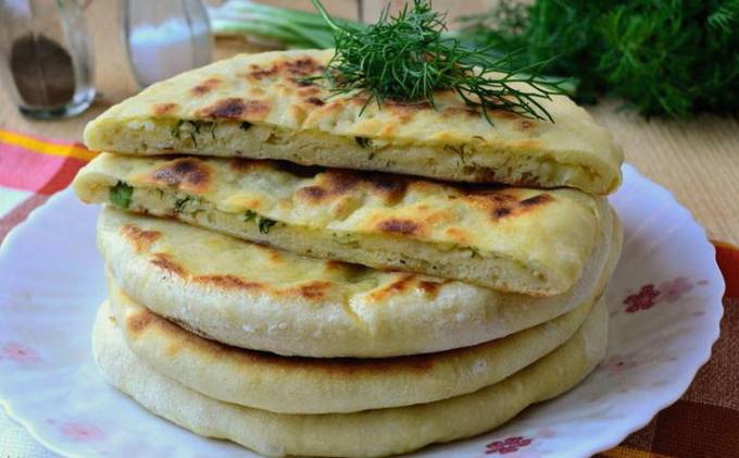 Käsekuchen auf Kefir in einer Pfanne